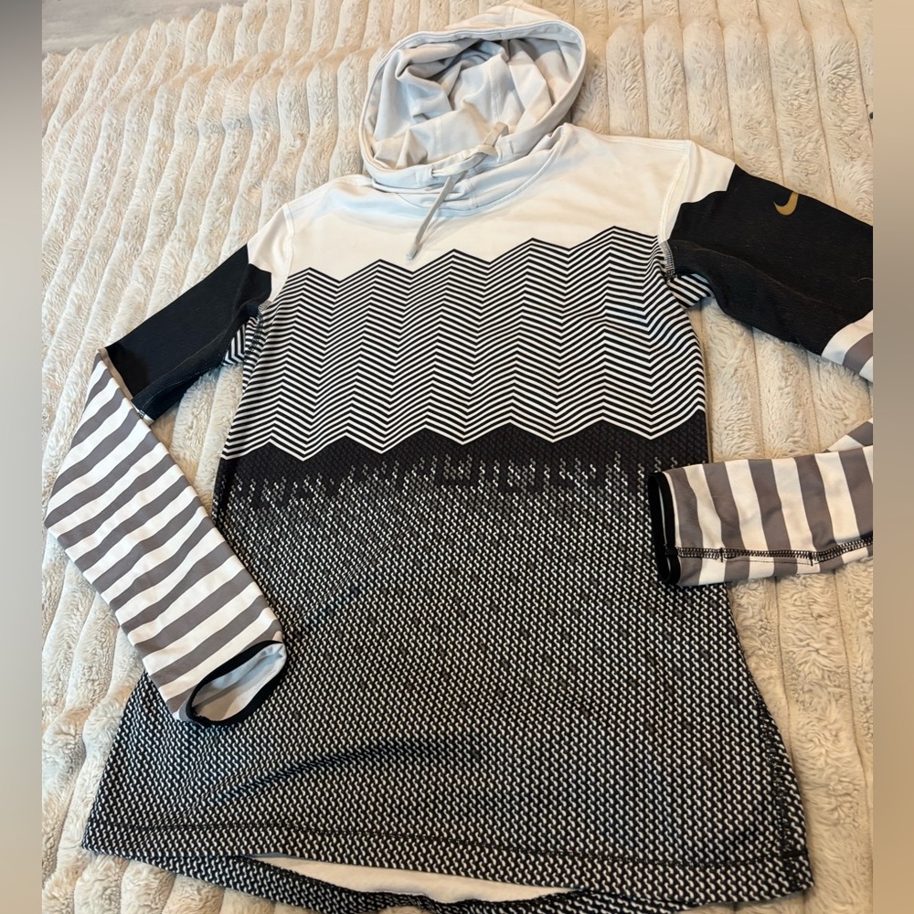 Black & White Patterned Hooded Pullover Nike size medium